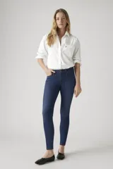 Jeans ajustados Levi's modelo 711 Skinny, tiro medio, en color azul oscuro lavado.