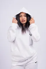 Canguro blanco con capucha, bolsillos laterales y logo pequeño bordado en negro en el pecho.