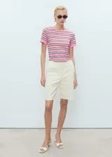 Jersey de punto fino con diseño recto y cuello redondo, de manga corta, con patrón de rayas horizontales en contraste en tonos rosado, beige y negro.