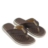 Chancletas Cartago modelo Dubai Dedo de hombre, en color marrón y beige, con plantilla texturizada con puntos en relieve y tiras anchas con divisor de dedos.