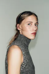 Top sin mangas confeccionado en mezcla de lana y alpaca, con cuello subido y detalle de abalorios joya aplicados en los hombros.