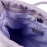 Cartera tipo morral de símil cuero graneado color lila, con cierre ajustable mediante cordón fruncido y correa regulable.
