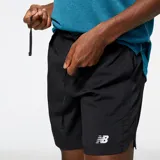Short deportivo New Balance Accelerate de 7 pulgadas, color negro, con cintura elástica y logo reflectante en el lateral. Confeccionado en tejido ligero de secado rápido con tecnología NB DRY, incluye bolsillos laterales y forro interior para mayor confort.