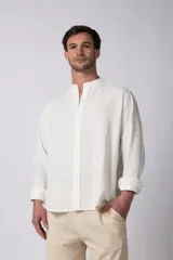 Camisa de manga larga color blanco roto, confeccionada en una mezcla de lino y viscosa, con cuello mao y corte relajado.