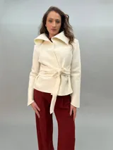 Chaqueta roja de lana merino afieltrada con teñido degradé. Tiene cuello grande y lazos para atar en la cintura.
