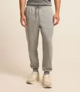 Pantalón deportivo de corte jogger, color negro, con cintura elástica ajustable mediante cordón, bolsillos laterales y puños acanalados en los tobillos. Confeccionado en tejido de algodón con interior felpudo.