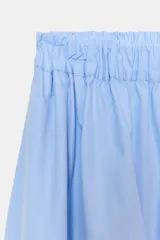 Falda midi celeste de popelina con cintura elástica y bolsillos laterales ocultos.