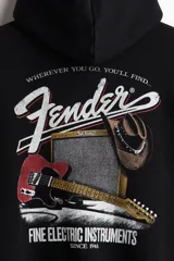 Sudadera con capucha y bolsillo canguro, color negro lavado, con estampado frontal que incluye el logo de Fender y un sombrero de vaquero.