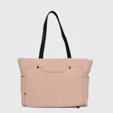 Bolso tipo tote de la marca Bubba, color bordó, con diseño acolchado y cierre superior. Cuenta con doble asa de hombro en color negro, compartimento interno para laptop y bolsillo trasero diseñado para sujetar a maletas de viaje.