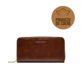 Billetera rectangular de cuero color marrón con cierre perimetral y logo de la marca grabado en el frente.