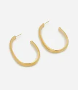 Par de caravanas tipo aro mediano con diseño ovalado y acabado en tono dorado.