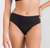 Bombacha color piel de lycra, de corte clásico.