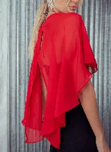 Capa de microtul color verde oscuro con diseño versátil, cierre frontal con botón y corte amplio con caída fluida.