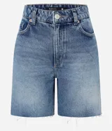 Bermuda de jean celeste con lavado dirty, tiro alto, corte amplio y terminación deshilachada.