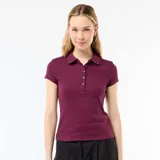 Remera polo de manga corta en tejido de punto canalé color bordó, con cuello camisero y cierre frontal de botones.