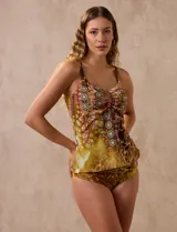 Tankini estampado de la marca Club del Sol, con musculosa fruncida en el escote, copa armada con sujetador interno y forro. La bombacha es de corte clásico.