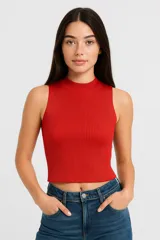 Top blanco de viscosa con cuello alto y corte entallado.