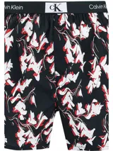 Boxer Calvin Klein de algodón con estampado floral en blanco y rojo sobre fondo negro. Cintura elástica con logo de la marca.