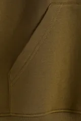 Buzo canguro color verde militar con capucha de doble capa, hombros caídos, bolsillo canguro y puños y bajo acanalados.