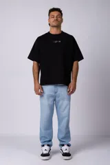 Jean de corte mom fit en color celeste claro, confeccionado en denim resistente con diseño de tiro alto y pierna holgada.