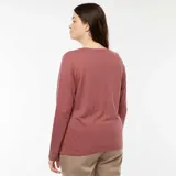 Camiseta de manga larga color rosa con cuello redondo.