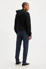 Pantalón chino azul marino de gabardina, marca Levi's, modelo XX Chino Standard Taper. Corte tapered, con tiro medio y cierre con cremallera.