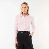 Camisa entallada con cuello italiano, diseño de rayas verticales en tonos rosado y blanco, de manga larga y cierre frontal con botones.