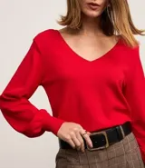 Blusa de punto color rojo con escote en V, mangas largas y hombreras.