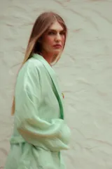 Bata de lino con diseño a rayas verticales en tonos verde menta y azul, de corte holgado, manga larga y lazo ajustable en la cintura.