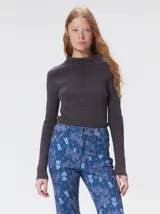 Pantalón de jean de tiro medio con corte de pierna recta y ajuste cómodo. Presenta un estampado integral con motivos geométricos y abstractos en tonos azules.
