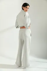 Pantalon de jogging de corte amplio y tiro medio, color gris melange, con cintura elástica y detalle de franjas laterales en tono claro.