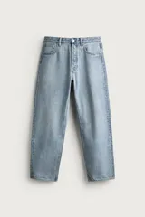 Jeans straight fit de corte recto confeccionados en denim de algodón celeste con efecto lavado. Presentan diseño clásico de cinco bolsillos y cierre frontal con botón y bragueta. Colección especial Fruit of the Loom x Zara.