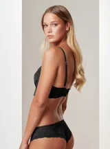 Soutien bralette de encaje floral color lila y micro tul, marca Montelle. Abrocha detrás en tres posiciones.