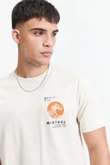 Remera color crema de manga corta con cuello redondo y estampado de una ola estilo japonés.