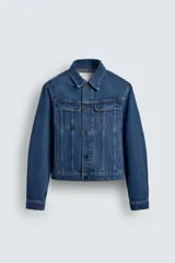 Cazadora de denim de algodón con corte relajado, cuello solapa, cierre frontal de botones y mangas largas con puños abotonados. Presenta bolsillos de solapa en el pecho y bolsillos laterales de vivo, con un acabado de efecto lavado.