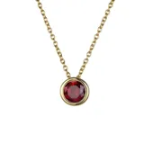 Collar de cadena fina con dije de punto de luz circular que contiene una circonita verde engastada en acero quirúrgico con baño de oro.