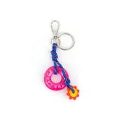 Llavero con cordón de nylon azul estampado, argolla metálica y mosquetón. Incluye un dije circular fucsia con la inscripción 'EXTRA LARGE' y un dije pequeño en forma de flor naranja con el logo 'XL'.