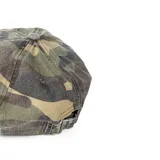 Gorra de béisbol con estampado camuflado en tonos verde, marrón y beige.