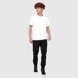 Remera de manga corta y cuello redondo, confeccionada en algodón orgánico de alta calidad. Presenta un diseño básico y versátil con un pequeño detalle de etiqueta en el lateral inferior.