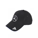 Gorra deportiva Adidas de color negro con diseño de la escudería Mercedes, presenta el logotipo de Mercedes-Benz bordado en blanco en el panel frontal y el emblema de Adidas en la visera, además de un detalle de ribete azul en el borde de la misma.
