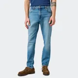 Pantalón de jean Wrangler corte recto, con tiro intermedio y confección clásica de cinco bolsillos. Presenta un lavado azul medio con costuras reforzadas y cierre de cremallera con botón.