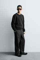 Jersey de corte relajado confeccionado en hilatura de algodón con efecto lavado. Presenta cuello redondo, manga larga y acabados en rib en cuello, puños y bajo.