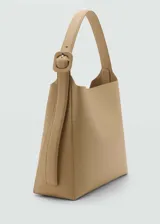 Bolso tipo hobo de tamaño mediano, con diseño minimalista y estructura suave. Cuenta con un asa ajustable con hebilla y cierre magnético.