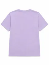 Remera blanca con estampado frontal de la leyenda "OUT OF OFFICE", un sol amarillo y ondas rosadas, acompañada por el texto "slow living by the sea".