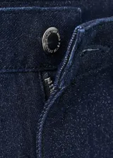 Pantalón de jean de tiro medio y corte recto, confeccionado en tejido de algodón con acabado brillante. Presenta cierre de cremallera con botón, trabillas para cinturón y diseño clásico de cinco bolsillos.
