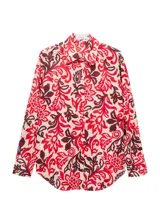 Camisa de corte recto y diseño holgado, confeccionada en algodón con estampado floral en tonos rojos y bordó sobre fondo crudo. Presenta cuello camisero clásico, cierre frontal con botones y mangas largas.