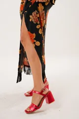 Sandalias rojas de cuero con doble tira delantera, horma cuadrada y ajuste con hebilla.