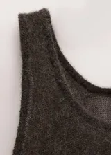 Top sin mangas de alpaca y poliamida color marrón oscuro, con diseño de cuello redondo y detalle de lazo ajustable en la cintura.