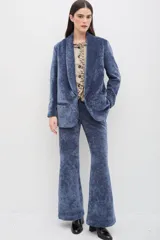 Pantalón de vestir de terciopelo con corte ligeramente acampanado, confeccionado en una mezcla de poliéster y elastano con textura suave.