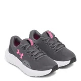Championes Under Armour Charged Surge 4, color gris con detalles en rosa y logo Under Armour en el lateral.